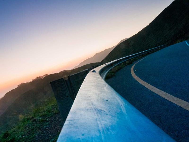 Regieplatz mit Bildmischer und mehreren Monitoren während einer Debattenaufzeichnung